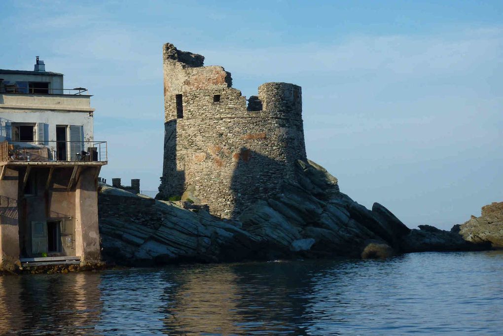 Une autre photo de la tour d'Erbalunga, et une idée maison, si vous gagnez au loto!