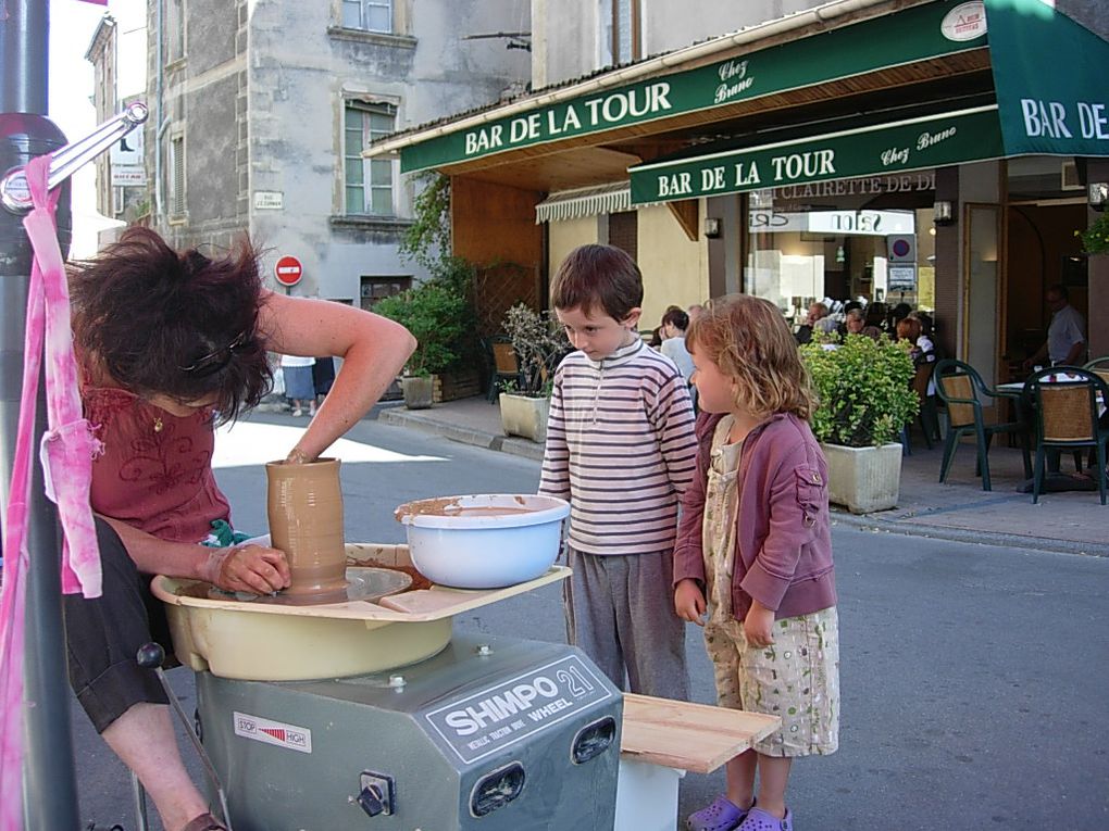 Les enfants,la rue...!!!
Quelques instants de bonheurs...
Et un grand Merçi à "CriCri" , le photographe et animateur ponctuel,pour sa précieuse aide et participation active auprés des enfants...Qui l'ont réclamer tout l'été...!!