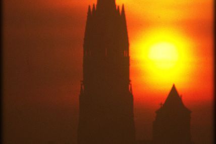 Coucher de soleil sur la basilique du Folgoet