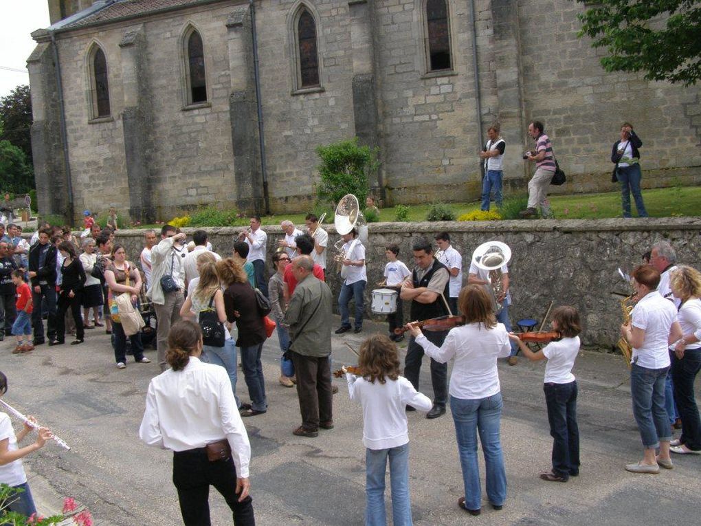 Rétro sur la 3ème édition, pêle-mêle... dans la rue, les salles , les granges et remises... musiques en tous gentres, théâtre, arts du cirque... expos, conférences, démonstrations des savoir-faire...