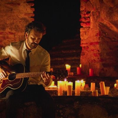 “HECHO A LA ANTIGUA” colapsa las plataformas   con más de 150 MIL personas conectadas alrededor   del mundo para ver el concierto virtual de RICARDO ARJONA