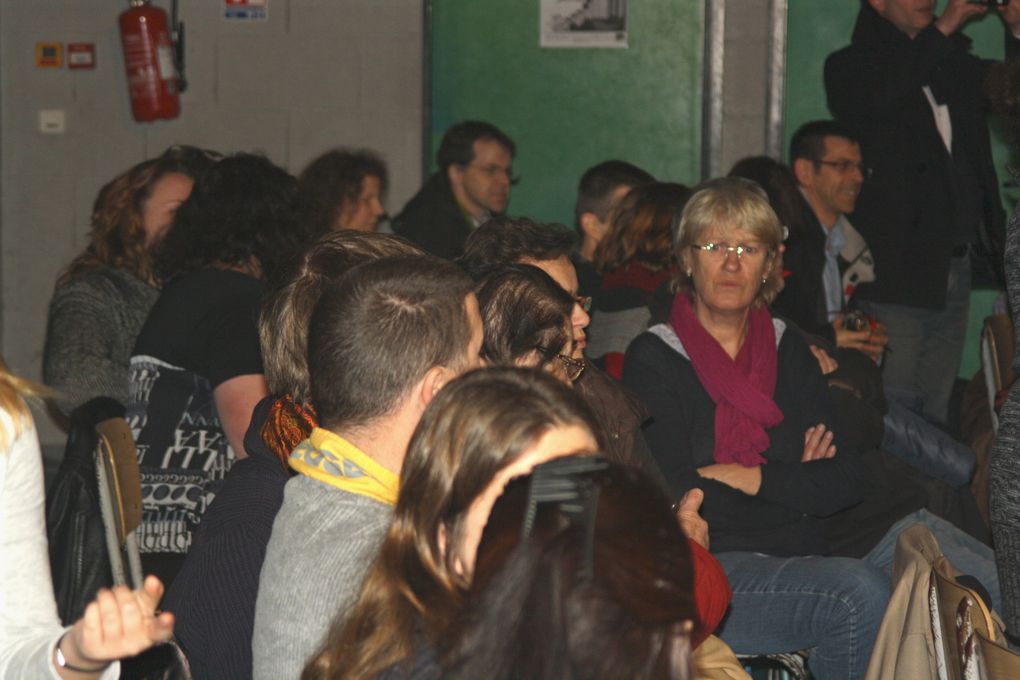 Vues prises pendant la première heure de la fête organisée par le Skolaj Diwan Liger-Atlantel de Saint-Herblain le 18 décembre 2012. Voir aussi le site du collège, plus complet.