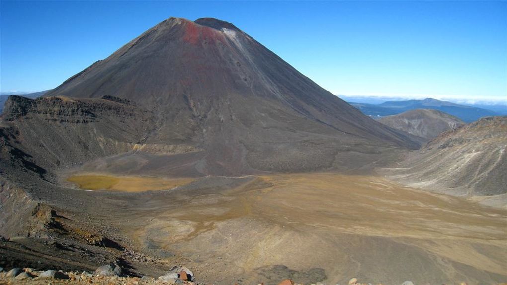 Volcan, terre rouge, odeur de souffre, lac bleu azur!!!

Rencontres de JeanJean de la Réunion et Marco l'italien...