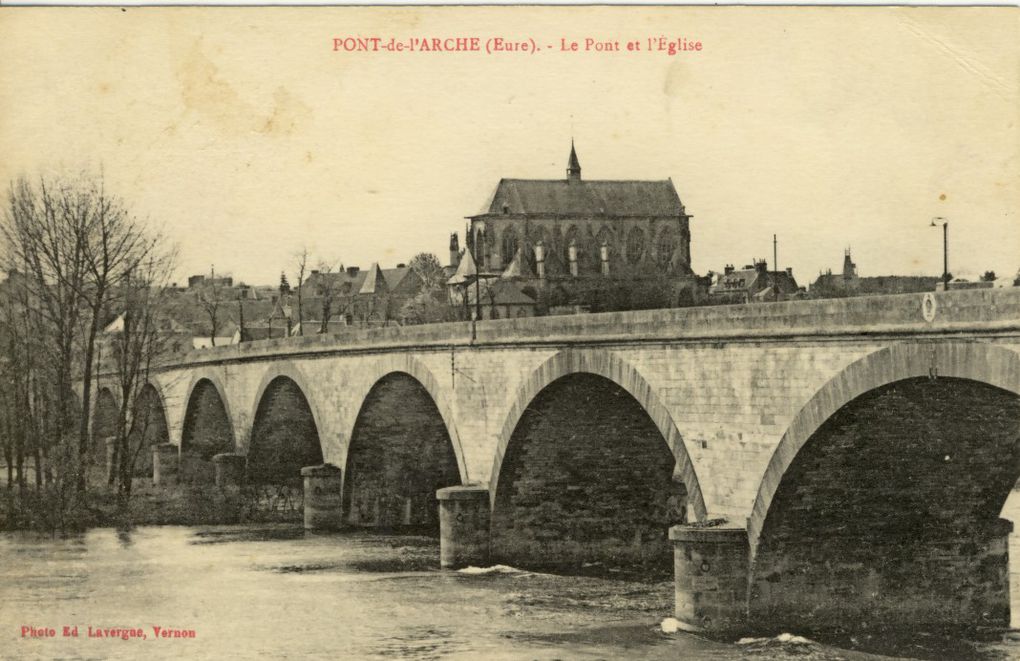 Album de 198 cartes postales de Pont-de-l'Arche et Bonport dans la première moitié du XXe siècle.