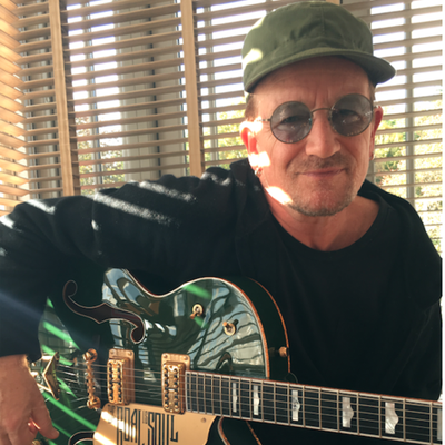 Bono vend sa guitare aux enchères pour un gala de charité 14/11/2016