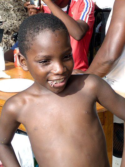 Pour fêter les 2 ans de leur enfant, nos voisins mahorais ont organisé un voulé sur la plage de Bouéni devant chez nous