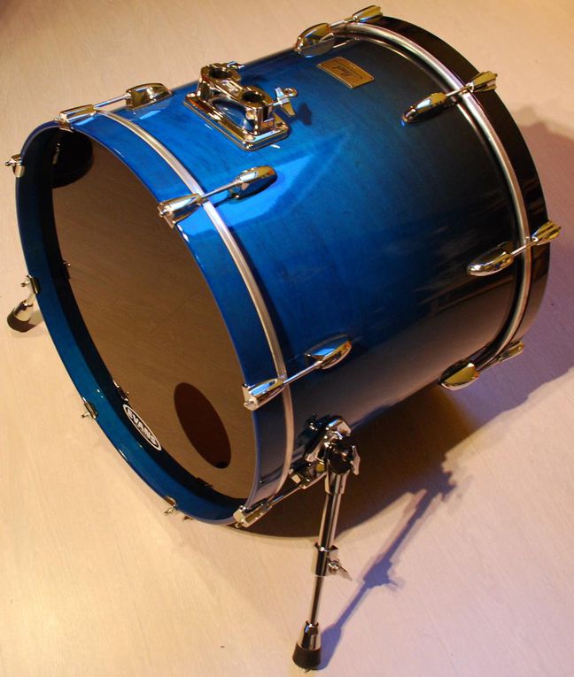 grosse caisse 22 x 18" ; 
érable 6 plis ; 
#292 Marine Blue Fade
