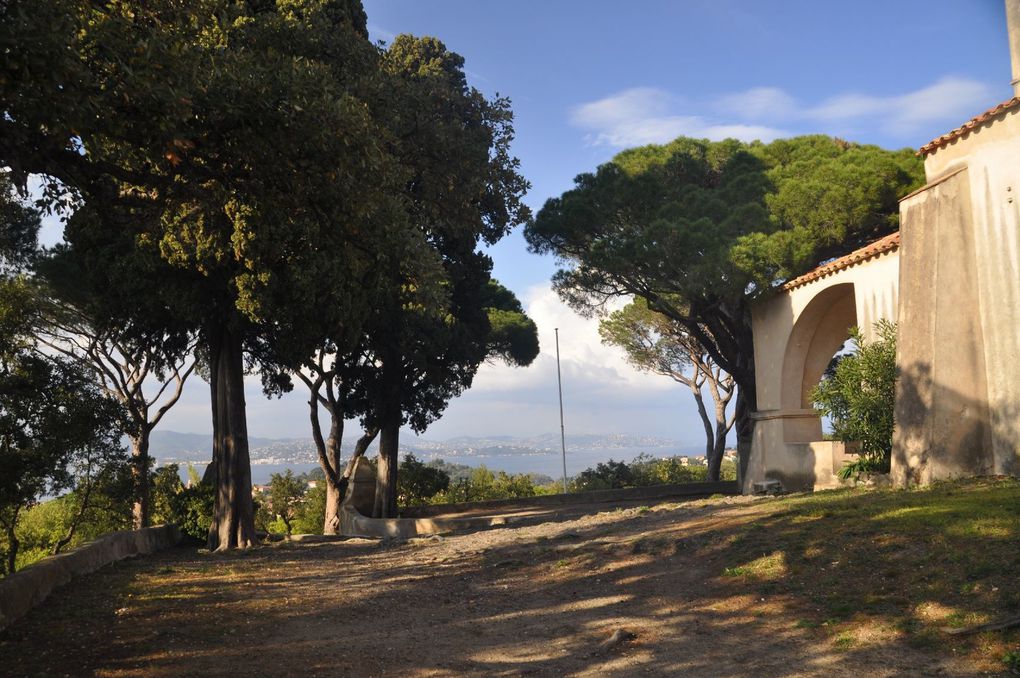 Voyage fabuleux et surnaturel dans la République du Kon Tiki... Village polynésien à 3km de St Tropez.
De notre hutte plantée sur la plage, à l'ombre des palmiers, nous avons vécu ces vacances de Pâques 2012 comme un rêve éveillé.