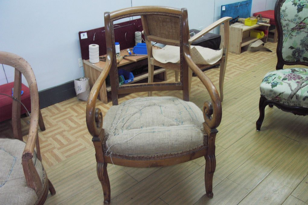 ainsi débute la restauration des fauteuils, qui avance et se termine à la maison.14 avril 2015