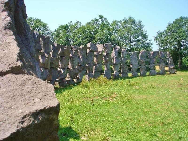 Béa découvre un avant goût des scultures de Chapdes...