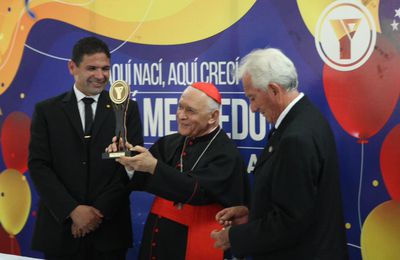 Cardenal Diego Padrón recibió Premio “Ciudadano Ejemplar” de Ymca Valencia por destacada labor social 