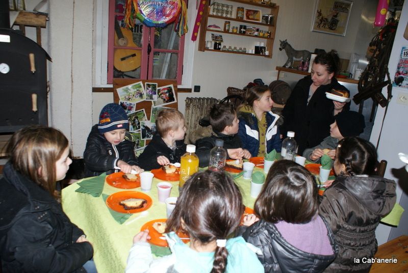 sourires d'enfants, quand ils font connaissance avec nos ânes!