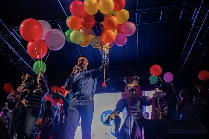 Ambiente festivo acompañó lanzamiento de los globos de los deseos en el Gran Bazar de Navidad en San Diego