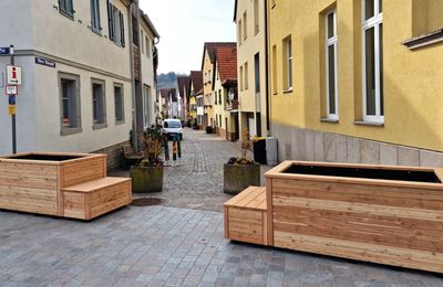Zwischenbericht: Neun große Holzbehälter für Mobiles Grün stehen nun an Ort und Stelle in der Kirchstraße - Nach der Pflanzaktion wird das Pilotprojekt der LWG noch ausführlich vorgestellt