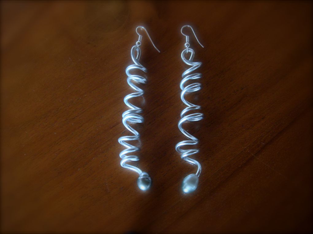 Boucles d'oreilles en aluminium et perle de Tahiti.