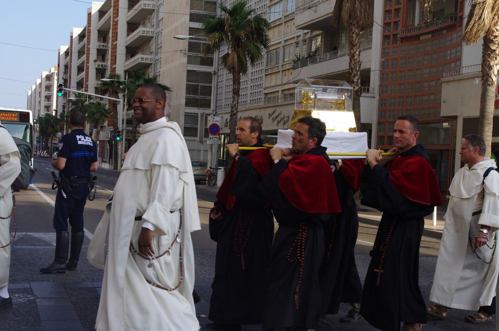 Grande procession en présence de Mgr Rey et Mgr Fisichella dans les rues du Centre ville