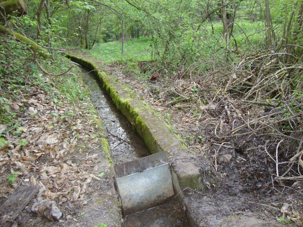 Selon les endroits le canal peut être enterré, à vue ou tubé.