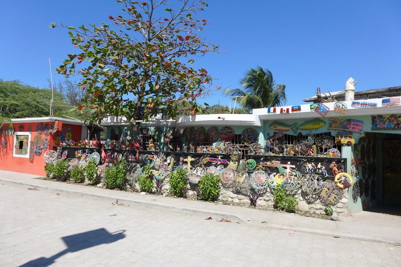 Le marché de Noailles (alimenté entre autre par de l’énergie solaire)