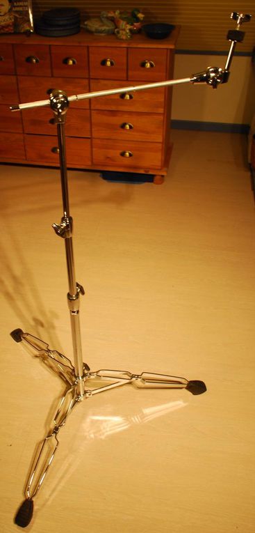 2 stands de cymbales avec perchette rétractable pour faire un pied droit ; 
1 pédale de charleston ; 
1 stand de caisse claire.