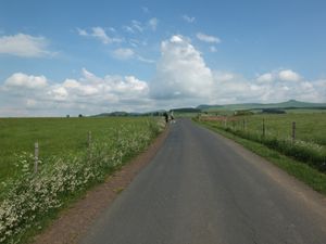 Le long du chemin, la Banne d'Ordanche, les pâturages 