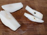 2 - Oter le trognon et couper en cubes. Mettre dans une casserole avec 1 cuil. à soupe de jus de poire et la cannelle en poudre, laisser sur feu très doux pendant 25 mn. Pendant ce temps tapisser un moule à cake de film étirable (pour faciliter le démoulage), puis positionner des tranches de pain d'épices dans le fond et contre les parois du moule (en retaillant au besoin). Veuiller à ce que les tranches soient bien jointes et caler éventuellement les bords avec des chutes de pain d'épices pour qu'ils soient bien droits.