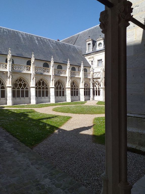 Le cloître gothique des XIVème, XVème et XVIème siècle est actuellement en rénovation