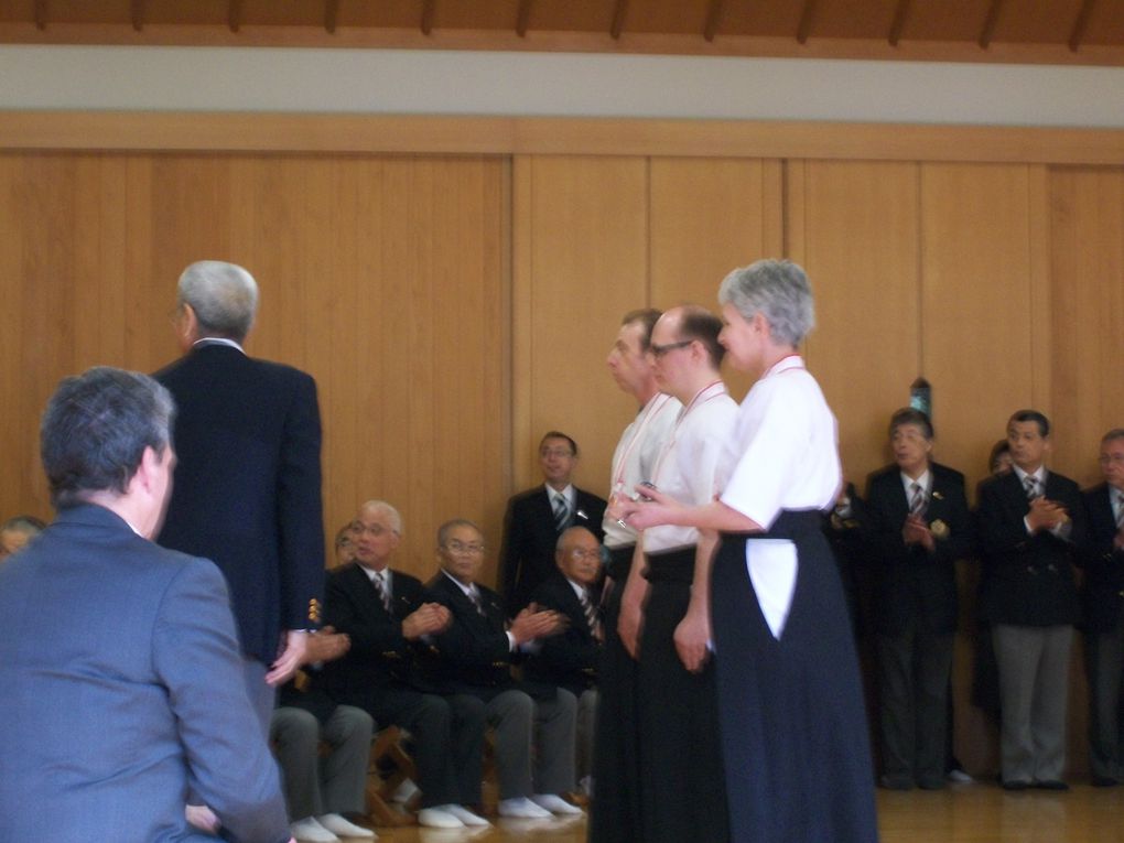 Cette compétition internationale de Kyudo (tir à l'arc japonais) avait lieu dans le dojo du jardin Yoyogi, où se trouve l'un des plus beaux temples shinto de Tokyo, le Meiji Jingu, qui est en photo au début de l'album.