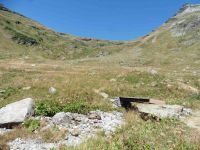 Dans la descente vers le vallon de Mercuel, un petit plan d'eau face au mont Pourri. Le vallon et l'arrivée au hameau de la Motte.