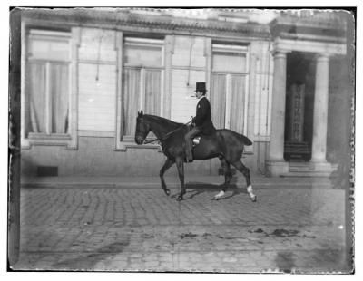 Gent rond 1900
In het Huis van Alijn worden een achthonderdtal glasplaten van Arnold Vander Haeghen bewaard.
Arnold Vander Haeghen (1869-1942), telg van de bekende Gentse drukkersfamilie Vander Haeghen was naast uitgever en drukker ook een gepassione