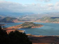 Le cirque de Mourèze et le lac du Salagou depuis le mont Liausson.