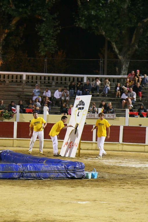 Arènes Parentis 13-08-2010
Croque-vache contre les Pompiers!!