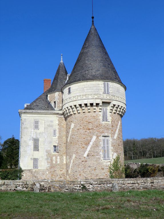 La promenade nous invite à longer les berges vertes du Loir où nous allons découvrir le moulin,le lavoir et château du Verger