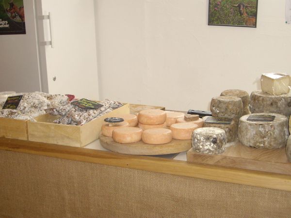 Les fromages produits sont vendus en direct à la ferme et sur les marchés.