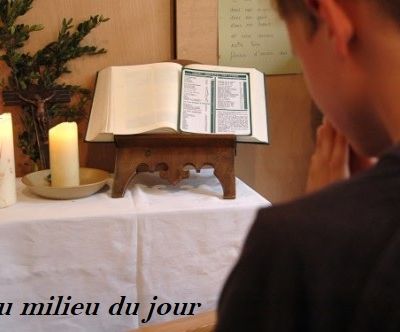 Emplis nos cœurs de ton amour, Et que ta paix nous réunisse