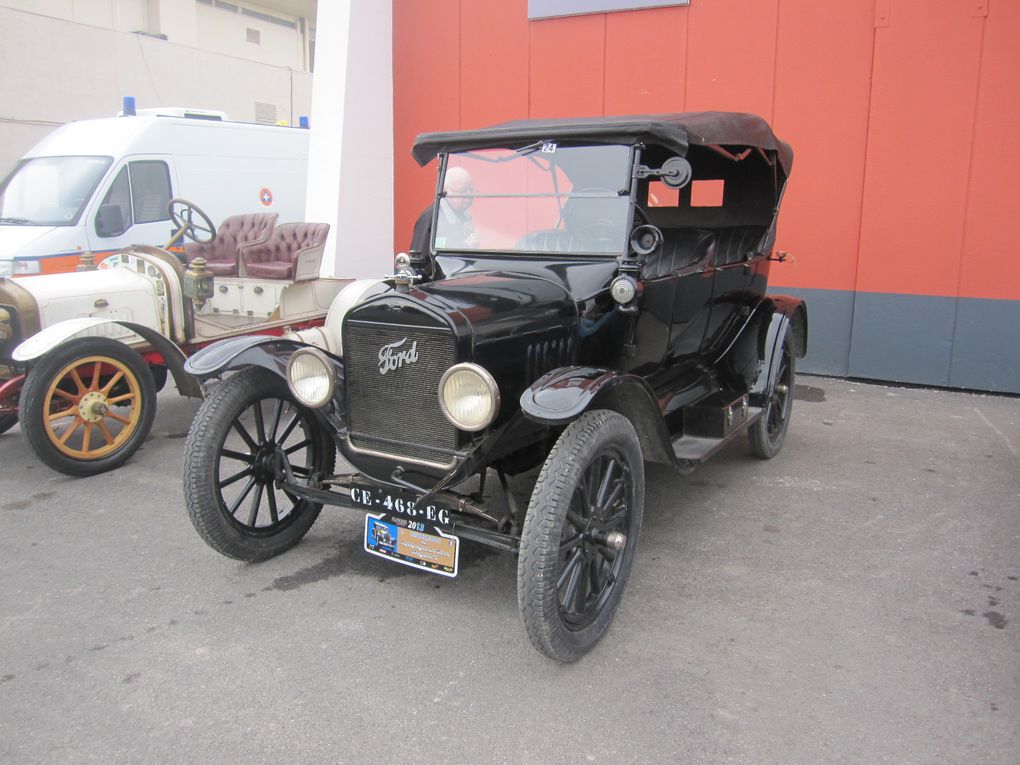 Des autos,motos,camions,tracteurs,pieces neuves et bourse bref de quoi passer quelques heures !.