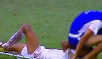 Football: Le joueur blessé et le brancardier maladroit - 3 videos