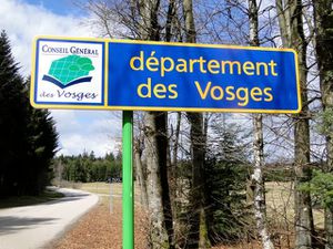 Il reste enocre des langues de neige au Solamont. Le Palais c'est là que nous passons la D61 à la limite Bas-Rhin, Vosges.