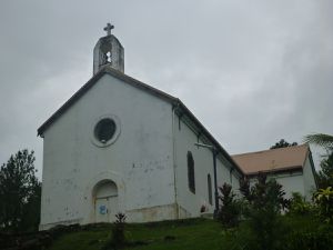 Mahamat, site de la première messe en Nouvelle Calédonie (1843); église de Balade, la plus ancienne; monument des 60 ans de la colonisation à Balade (1913); monument indépendantiste à Pouébo (2011); sur les routes de la côte est