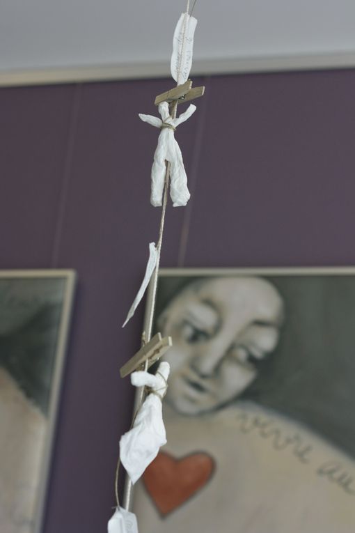 Pour la Crémaillère au Villâge des Aubépins, installation faite de personnages en mouchoirs en papier et de citations.
