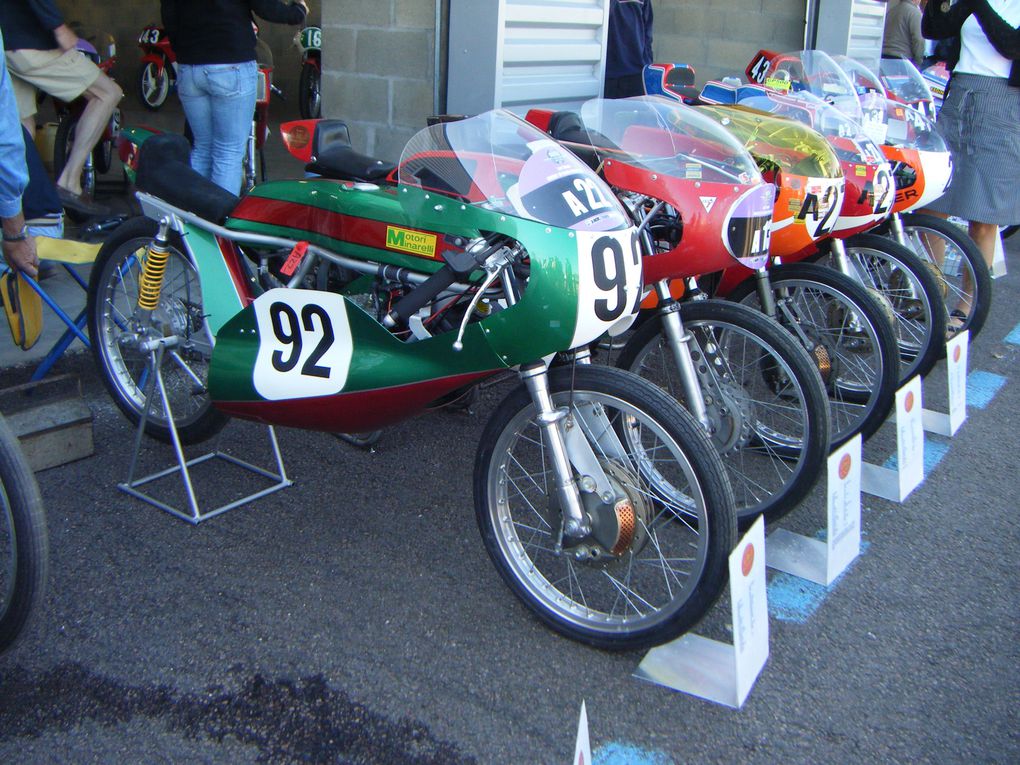 Les coupes moto légende ont eu lieu le week-end du 30 et 31 Mai 2009.
Voiçi 2 albums photo concernant un panache de motos de 1900 à 1990.QUE DU BONHEUR!
Félicitations à toute l'équipe de MOTO LEGENDE.Cliquez sur les 2 albums photos.VINCENTEAM