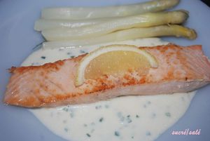 pavé de saumon et sauce aux asperges blanches