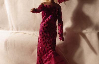 poupée en robe de soirée rose