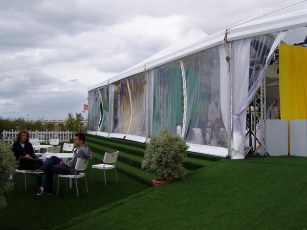 En partenariat avec le festival international du film américain de Deauville, Art and You propose une sélection d’oeuvres d’art contemporain et une exposition numérique dans l’espace lounge, du 5 au 14 septembre 2008.

