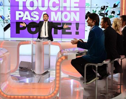Vidéo : C'est fait, Hanouna est entré dans le hall de TF1 (accueilli par Christophe Beaugrand).