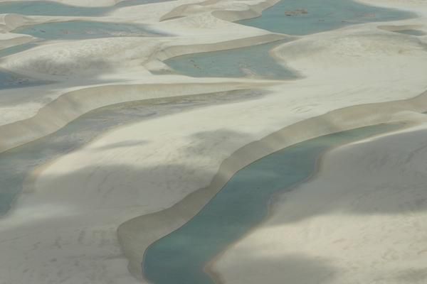 Le Parque Nacional dos Lençóis Maranhense couvre 155.000 hectares de plages, de lacs et de dunes.
Etiré sur 140km de côtes entre et Primera Cruz, à l'ouest de Barreirinhas, un étrange paysage de dunes mouvantes a créé un écosystème unique et fragile.
Les sables s'étendent jusqu'à 50km vers l'intérieur, et progressent par endroits de 200m chaque année.
Balayées par les vents, des crêtes hautes de 50m se structurent en relief perpétuellement changeant.