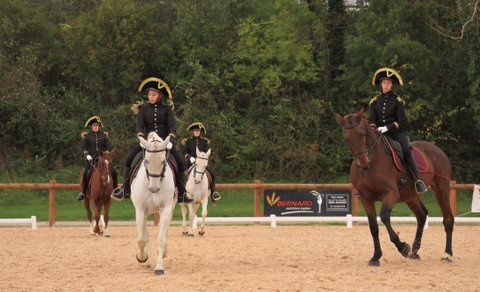 Parallèlement aux Equimasters Dressage Rhône-Alpes se déroulait le concours de sélection de l'Equita'Club Carrousel. Au final 8 équipes sont sélectionnées et seront en lice à Eurexpo le jeudi 1er novembre !!
Crédit photos Florence Loslier. F