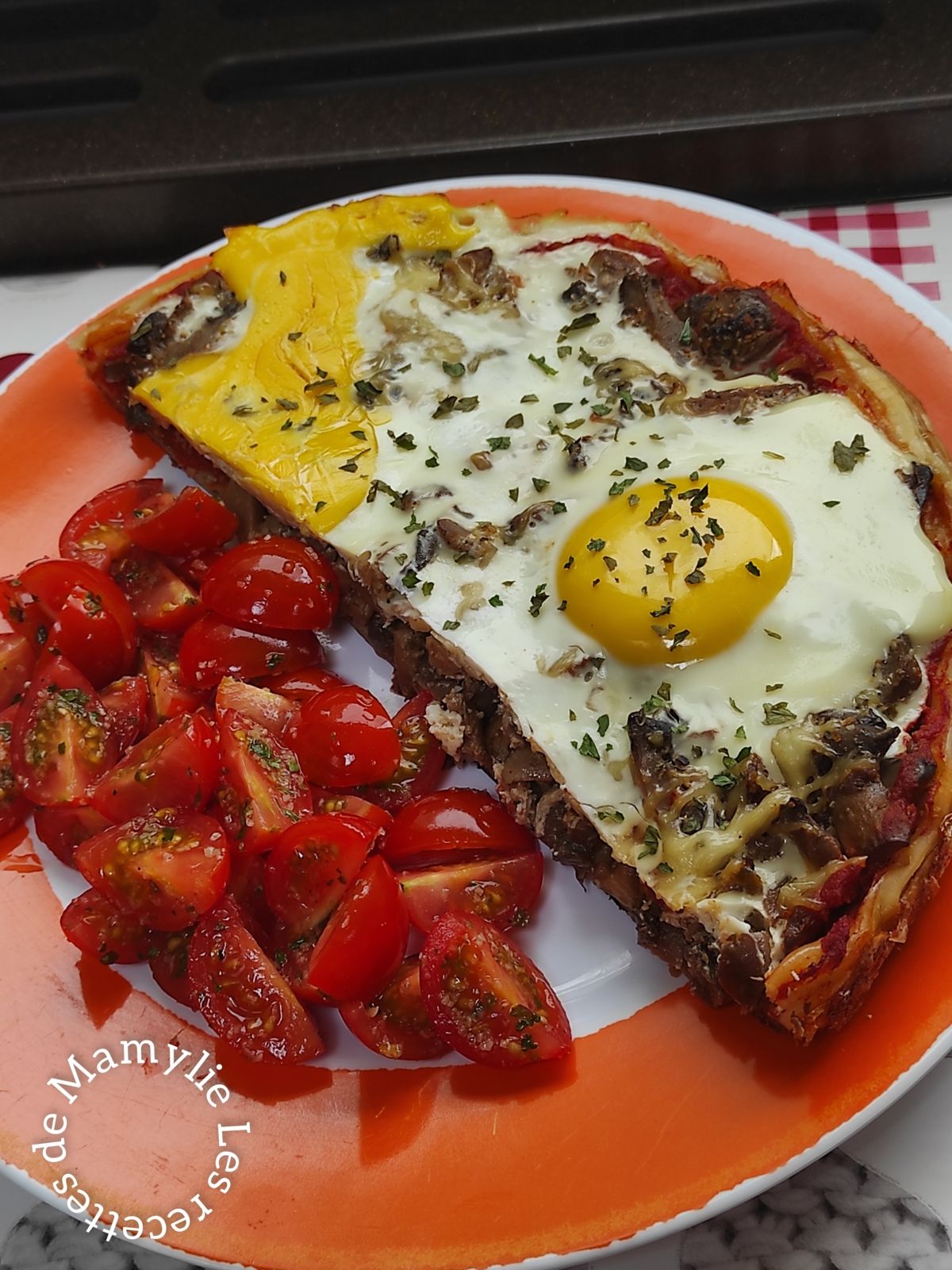 Tarte fine feuilletée façon pizza aux champignons et œufs (Pop 32) 
