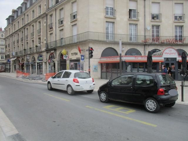 Blois la rue Denis Papin en travaux de rénovation et une circulation motorisée dans le centre ville malgré le sens interdit. 