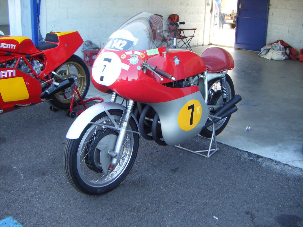 Les coupes moto légende ont eu lieu le week-end du 30 et 31 Mai 2009.
Voiçi 2 albums photo concernant un panache de motos de 1900 à 1990.QUE DU BONHEUR!
Félicitations à toute l'équipe de MOTO LEGENDE.Cliquez sur les 2 albums photos.VINCENTEAM