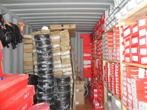 Le matériel électrique fourni par ESF est rangé dans les deux containers dernier voyage utilisés par ESF pour l'expédition et réhabilités par nos soins. Dans un premier container sont rangés 249 panneaux solaires. Un deuxième container contient tout le matériel de distribution.